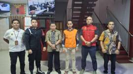Tim Penyidik Bidang Tindak Pidana Khusus (Pidsus) Kejaksaan Tinggi Kalimantan Selatan (Kejati Kalsel) tahan oknum Ms, atas dugaan tindak pidana korupsi, Jumat (30/8/2024) (SuarIndonesia/Ist)
