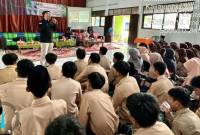 narasumber, Yuni Priyono, SH SH, di hadapan siswa-siswi Madrasah Aliyah Negeri 2 Balangan