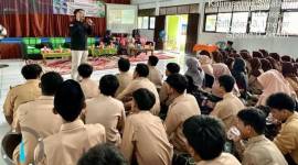narasumber, Yuni Priyono, SH SH, di hadapan siswa-siswi Madrasah Aliyah Negeri 2 Balangan
