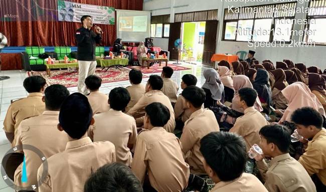 narasumber, Yuni Priyono, SH SH, di hadapan siswa-siswi Madrasah Aliyah Negeri 2 Balangan