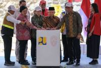 Wakil Presiden Ma'ruf Amin (tengah) bersama Menko PMK Muhadjir Effendy (kedua kanan), Menteri LHK Siti Nurbaya (kedua kiri), Menteri Perencanaan Pembangunan dan Kepala Bappenas Suharso Monoarfa (ketiga kiri), Plt Wakil Kepala Otorita IKN Raja Juli Antoni (kiri) menekan tombol saat ground breaking Istana Wakil Presiden di Ibu Kota Nusantara (IKN), Penajam Paser Utara, Kalimantan Timur, Senin (12/8/2024). (ANTARA FOTO/Fauzan)