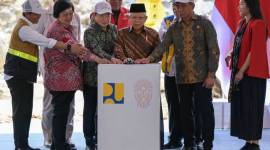 Wakil Presiden Ma'ruf Amin (tengah) bersama Menko PMK Muhadjir Effendy (kedua kanan), Menteri LHK Siti Nurbaya (kedua kiri), Menteri Perencanaan Pembangunan dan Kepala Bappenas Suharso Monoarfa (ketiga kiri), Plt Wakil Kepala Otorita IKN Raja Juli Antoni (kiri) menekan tombol saat ground breaking Istana Wakil Presiden di Ibu Kota Nusantara (IKN), Penajam Paser Utara, Kalimantan Timur, Senin (12/8/2024). (ANTARA FOTO/Fauzan)