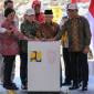 Wakil Presiden Ma'ruf Amin (tengah) bersama Menko PMK Muhadjir Effendy (kedua kanan), Menteri LHK Siti Nurbaya (kedua kiri), Menteri Perencanaan Pembangunan dan Kepala Bappenas Suharso Monoarfa (ketiga kiri), Plt Wakil Kepala Otorita IKN Raja Juli Antoni (kiri) menekan tombol saat ground breaking Istana Wakil Presiden di Ibu Kota Nusantara (IKN), Penajam Paser Utara, Kalimantan Timur, Senin (12/8/2024). (ANTARA FOTO/Fauzan)