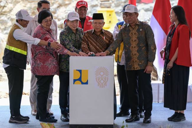 Wakil Presiden Ma'ruf Amin (tengah) bersama Menko PMK Muhadjir Effendy (kedua kanan), Menteri LHK Siti Nurbaya (kedua kiri), Menteri Perencanaan Pembangunan dan Kepala Bappenas Suharso Monoarfa (ketiga kiri), Plt Wakil Kepala Otorita IKN Raja Juli Antoni (kiri) menekan tombol saat ground breaking Istana Wakil Presiden di Ibu Kota Nusantara (IKN), Penajam Paser Utara, Kalimantan Timur, Senin (12/8/2024). (ANTARA FOTO/Fauzan)