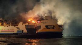 Kapal KM Kirana I terbakar di Semarang: Api membakar KM Kirana I yang berlabuh jangkar di perairan Tanjung Emas Semarang, Jawa Tengah, Minggu (11/8/2024). (ANTARA FOTO/Suryo Wicaksono)