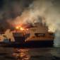 Kapal KM Kirana I terbakar di Semarang: Api membakar KM Kirana I yang berlabuh jangkar di perairan Tanjung Emas Semarang, Jawa Tengah, Minggu (11/8/2024). (ANTARA FOTO/Suryo Wicaksono)