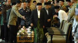Wakil Presiden Ma'ruf Amin (tengah) saat menghadiri penutupan Muktamar VI Partai Kebangkitan Bangsa (PKB) di Nusa Dua, Badung, Bali, Minggu (25/8/2024). Muktamar tersebut menghasilkan sejumlah keputusan diantaranya menetapkan Wapres Ma'ruf Amin sebagai Ketua Dewan Syuro PKB periode 2024-2029, Muhaimin Iskandar menjadi Ketua Umum PKB periode 2024-2029 serta menegaskan bergabungnya PKB ke dalam pemerintahan Prabowo Subianto-Gibran Rakabuming Raka. (ANTARA FOTO/Fikri Yusuf)