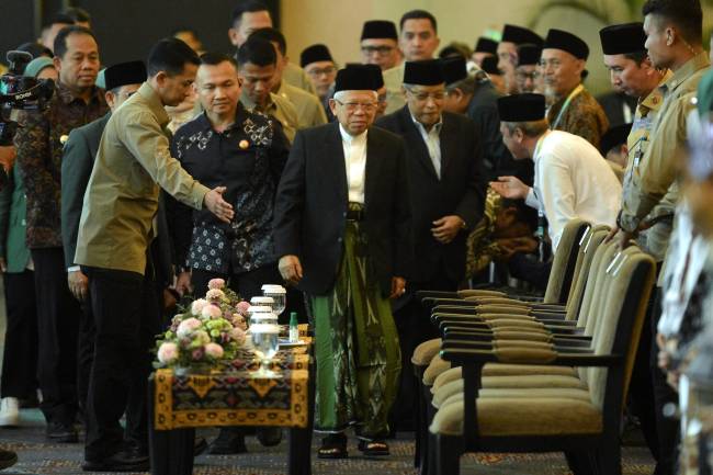 Wakil Presiden Ma'ruf Amin (tengah) saat menghadiri penutupan Muktamar VI Partai Kebangkitan Bangsa (PKB) di Nusa Dua, Badung, Bali, Minggu (25/8/2024). Muktamar tersebut menghasilkan sejumlah keputusan diantaranya menetapkan Wapres Ma'ruf Amin sebagai Ketua Dewan Syuro PKB periode 2024-2029, Muhaimin Iskandar menjadi Ketua Umum PKB periode 2024-2029 serta menegaskan bergabungnya PKB ke dalam pemerintahan Prabowo Subianto-Gibran Rakabuming Raka. (ANTARA FOTO/Fikri Yusuf)