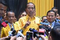 Presiden Joko Widodo (kedua kanan) didampingi Ketua Umum Partai Gerindra yang juga Presiden terpilih Prabowo Subianto (kanan) serta Ketua Umum Partai Golkar terpilih Bahlil Lahadalia (kedua kiri) menyampaikan keterangan pers seusai Musyawarah Nasional (Munas) XI Partai Golkar di Jakarta Convention Center (JCC), Senayan, Jakarta, Rabu (21/8/2024). (ANTARA FOTO/Muhammad Adimaja)