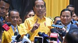 Presiden Joko Widodo (kedua kanan) didampingi Ketua Umum Partai Gerindra yang juga Presiden terpilih Prabowo Subianto (kanan) serta Ketua Umum Partai Golkar terpilih Bahlil Lahadalia (kedua kiri) menyampaikan keterangan pers seusai Musyawarah Nasional (Munas) XI Partai Golkar di Jakarta Convention Center (JCC), Senayan, Jakarta, Rabu (21/8/2024). (ANTARA FOTO/Muhammad Adimaja)