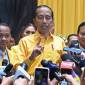 Presiden Joko Widodo (kedua kanan) didampingi Ketua Umum Partai Gerindra yang juga Presiden terpilih Prabowo Subianto (kanan) serta Ketua Umum Partai Golkar terpilih Bahlil Lahadalia (kedua kiri) menyampaikan keterangan pers seusai Musyawarah Nasional (Munas) XI Partai Golkar di Jakarta Convention Center (JCC), Senayan, Jakarta, Rabu (21/8/2024). (ANTARA FOTO/Muhammad Adimaja)