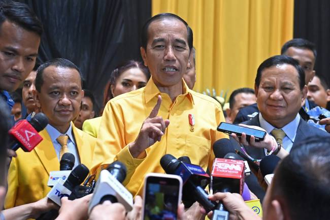 Presiden Joko Widodo (kedua kanan) didampingi Ketua Umum Partai Gerindra yang juga Presiden terpilih Prabowo Subianto (kanan) serta Ketua Umum Partai Golkar terpilih Bahlil Lahadalia (kedua kiri) menyampaikan keterangan pers seusai Musyawarah Nasional (Munas) XI Partai Golkar di Jakarta Convention Center (JCC), Senayan, Jakarta, Rabu (21/8/2024). (ANTARA FOTO/Muhammad Adimaja)