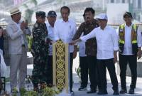 Presiden Joko Widodo (tengah), didampingi Menko Polhukam Hadi Tjahjanto (ketiga kanan), Menteri PUPR Basuki Hadimuljono (ketiga kiri), Mensesneg Pratikno (kedua kanan), Wakil Menteri ATR/BPN Raja Juli Antoni (kanan), Panglima TNI Jenderal TNI Agus Subiyanto (kedua kiri), Kurator Pembangunan IKN Ridwan Kamil (kiri) menekan bel saat peresmian Taman Kusuma Bangsa di Ibu Kota Nusantara (IKN), Penajam Paser Utara, Kalimantan Timur, Senin (12/8/2024). Taman Kusuma Bangsa dirancang sebagai tempat renungan suci dan penghormatan kepada para pahlawan bangsa. (ANTARA FOTO/Fauzan)