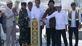 Presiden Joko Widodo (tengah), didampingi Menko Polhukam Hadi Tjahjanto (ketiga kanan), Menteri PUPR Basuki Hadimuljono (ketiga kiri), Mensesneg Pratikno (kedua kanan), Wakil Menteri ATR/BPN Raja Juli Antoni (kanan), Panglima TNI Jenderal TNI Agus Subiyanto (kedua kiri), Kurator Pembangunan IKN Ridwan Kamil (kiri) menekan bel saat peresmian Taman Kusuma Bangsa di Ibu Kota Nusantara (IKN), Penajam Paser Utara, Kalimantan Timur, Senin (12/8/2024). Taman Kusuma Bangsa dirancang sebagai tempat renungan suci dan penghormatan kepada para pahlawan bangsa. (ANTARA FOTO/Fauzan)