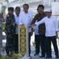 Presiden Joko Widodo (tengah), didampingi Menko Polhukam Hadi Tjahjanto (ketiga kanan), Menteri PUPR Basuki Hadimuljono (ketiga kiri), Mensesneg Pratikno (kedua kanan), Wakil Menteri ATR/BPN Raja Juli Antoni (kanan), Panglima TNI Jenderal TNI Agus Subiyanto (kedua kiri), Kurator Pembangunan IKN Ridwan Kamil (kiri) menekan bel saat peresmian Taman Kusuma Bangsa di Ibu Kota Nusantara (IKN), Penajam Paser Utara, Kalimantan Timur, Senin (12/8/2024). Taman Kusuma Bangsa dirancang sebagai tempat renungan suci dan penghormatan kepada para pahlawan bangsa. (ANTARA FOTO/Fauzan)