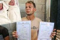 Mohammad Al Qumsan menunjukkan surat kelahiran bayi kembarnya yang baru lahir, setelah mengetahui bahwa mereka, istrinya, dan ibu bayi tersebut telah tewas dalam serangan Israel di Deir Al Balah, di Gaza bagian tengah. inzet: bayi kembar Aysel dan Asser. (Getty Images)