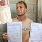 Mohammad Al Qumsan menunjukkan surat kelahiran bayi kembarnya yang baru lahir, setelah mengetahui bahwa mereka, istrinya, dan ibu bayi tersebut telah tewas dalam serangan Israel di Deir Al Balah, di Gaza bagian tengah. inzet: bayi kembar Aysel dan Asser. (Getty Images)