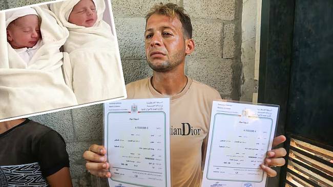 Mohammad Al Qumsan menunjukkan surat kelahiran bayi kembarnya yang baru lahir, setelah mengetahui bahwa mereka, istrinya, dan ibu bayi tersebut telah tewas dalam serangan Israel di Deir Al Balah, di Gaza bagian tengah. inzet: bayi kembar Aysel dan Asser. (Getty Images)