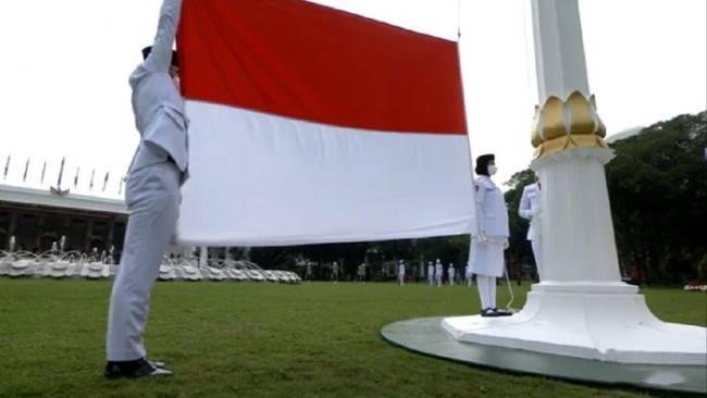 Momen pengibaran bendera saat upacara 17 Agustus di Istana Negara. (Foto: YouTube Sekretariat Presiden)