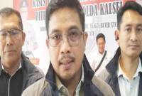 Direktur Reserse Narkoba Polda Kalsel Kombes Pol Kelana Jaya didampingi Kasubdit I AKBP Deddi Daniel Siregar (kiri belakang) dan Kasubdit III AKBP Ade Harri