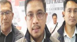 Direktur Reserse Narkoba Polda Kalsel Kombes Pol Kelana Jaya didampingi Kasubdit I AKBP Deddi Daniel Siregar (kiri belakang) dan Kasubdit III AKBP Ade Harri