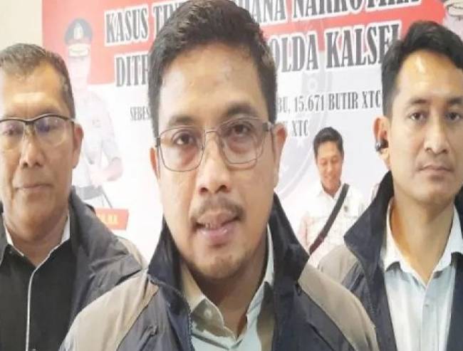 Direktur Reserse Narkoba Polda Kalsel Kombes Pol Kelana Jaya didampingi Kasubdit I AKBP Deddi Daniel Siregar (kiri belakang) dan Kasubdit III AKBP Ade Harri