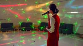 Seorang wanita Korea Utara bernyanyi karaoke di Hotel Hyangsan di kaki Gunung Myohyang, Korea Utara, 23 Februari 2013. (David Guttenfelder/AP)
