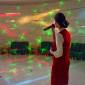 Seorang wanita Korea Utara bernyanyi karaoke di Hotel Hyangsan di kaki Gunung Myohyang, Korea Utara, 23 Februari 2013. (David Guttenfelder/AP)