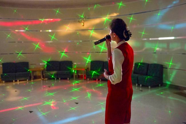 Seorang wanita Korea Utara bernyanyi karaoke di Hotel Hyangsan di kaki Gunung Myohyang, Korea Utara, 23 Februari 2013. (David Guttenfelder/AP)