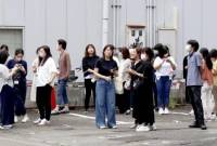 Orang-orang berlindung di luar gedung setelah gempa bumi di Miyazaki, Jepang bagian barat, Kamis (8/8/2024). (Kyodo News via AP)
