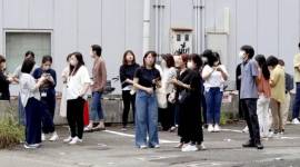 Orang-orang berlindung di luar gedung setelah gempa bumi di Miyazaki, Jepang bagian barat, Kamis (8/8/2024). (Kyodo News via AP)