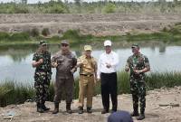 Gubernur Kalteng Sugianto Sabran mendampingi Menteri Pertanian RI Andi Amran Sulaiman meninjau area sawah dan food estate di desa Bentuk Jaya A5 Dadahup, Kabupaten Kapuas. (Foto: Pemprov Kalteng)
