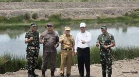 Gubernur Kalteng Sugianto Sabran mendampingi Menteri Pertanian RI Andi Amran Sulaiman meninjau area sawah dan food estate di desa Bentuk Jaya A5 Dadahup, Kabupaten Kapuas. (Foto: Pemprov Kalteng)
