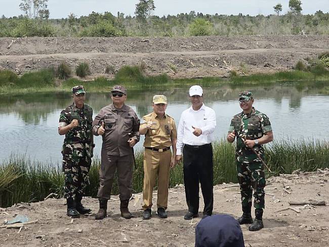 Gubernur Kalteng Sugianto Sabran mendampingi Menteri Pertanian RI Andi Amran Sulaiman meninjau area sawah dan food estate di desa Bentuk Jaya A5 Dadahup, Kabupaten Kapuas. (Foto: Pemprov Kalteng)

