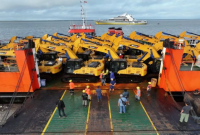 Sebanyak 38 unit alat berat milik PT Jhonlin Group dari China tiba di Papua, Rabu (14/8/2024). (ANTARA/HO-PT Jhonlin Group)