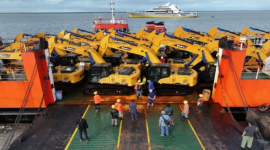 Sebanyak 38 unit alat berat milik PT Jhonlin Group dari China tiba di Papua, Rabu (14/8/2024). (ANTARA/HO-PT Jhonlin Group)