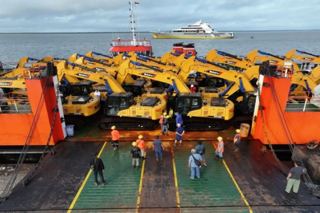 Sebanyak 38 unit alat berat milik PT Jhonlin Group dari China tiba di Papua, Rabu (14/8/2024). (ANTARA/HO-PT Jhonlin Group)