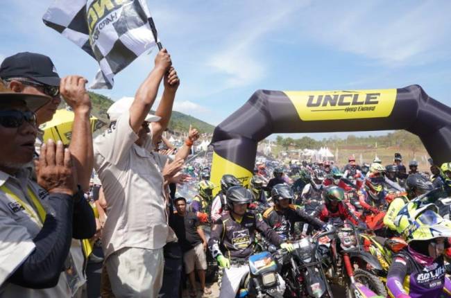 Kejuaran UHE (Uncle Hard Enduro yang ke-4 Tahun 2024  ekstrem- bergensi ini di kawasan Objek Wisata Kiram Park, Kabupaten Banjar Provinsi Kalimantan Selatan (Kalsel), resmi dimulai, Sabtu (10/8/2024). (SuarIndonesia/Ist)