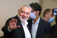 Pemimpin Hamas, Ismail Haniyeh, disebut tewas akibat bom yang telah diselundupkan di tempatnya menginap di Teheran, Iran, sejak beberapa bulan lalu. (REUTERS/Aziz Taher)
