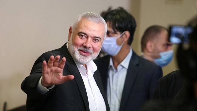 Pemimpin Hamas, Ismail Haniyeh, disebut tewas akibat bom yang telah diselundupkan di tempatnya menginap di Teheran, Iran, sejak beberapa bulan lalu. (REUTERS/Aziz Taher)
