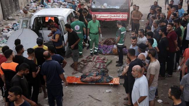 
Lebih dari 100 orang dilaporkan tewas dalam serangan Israel di Sekolah Al-Taba'een, Kota Gaza, Jalur Gaza. Serangan bom menghantam sekolah saat dini hari kala orang-orang menunaikan salat subuh. (Photo by Omar AL-QATTAA/AFP)