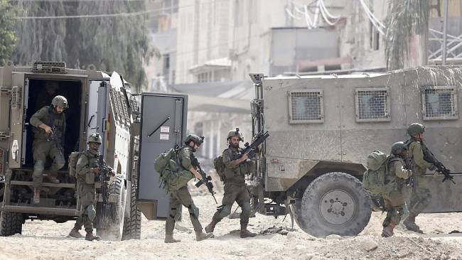 Militer Israel terus melancarkan penyerbuan di tiga wilayah Tepi Barat seperti Jenin, Tulkarem, hingga Lembah Yordan, secara bersamaan sejak Kamis tengah malam. Media Israel sebelumnya melaporkan militer telah meluncurkan 