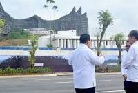 Momen Presiden Jokowi Bersama Prabowo Jalan Santai di Depan Istana Garuda IKN. Presiden Jokowi menyerahkan percepatan pembangunan IKN Nusantara kepada Prabowo yang akan dilantik jadi presiden pada 20 Oktober 2024. (Sekretariat Presiden)