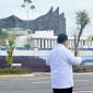 Momen Presiden Jokowi Bersama Prabowo Jalan Santai di Depan Istana Garuda IKN. Presiden Jokowi menyerahkan percepatan pembangunan IKN Nusantara kepada Prabowo yang akan dilantik jadi presiden pada 20 Oktober 2024. (Sekretariat Presiden)