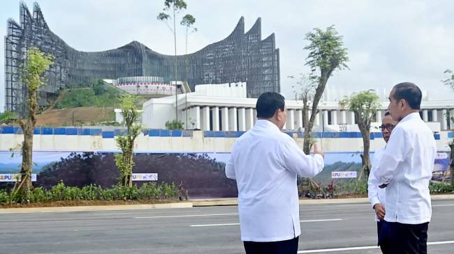 Momen Presiden Jokowi Bersama Prabowo Jalan Santai di Depan Istana Garuda IKN. Presiden Jokowi menyerahkan percepatan pembangunan IKN Nusantara kepada Prabowo yang akan dilantik jadi presiden pada 20 Oktober 2024. (Sekretariat Presiden)
