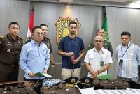 Jaksa gadungan berinisial CAN (berbaju kaos biru) yang ditangkap Kejagung. (Foto: dok. Kejagung)