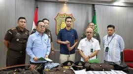 Jaksa gadungan berinisial CAN (berbaju kaos biru) yang ditangkap Kejagung. (Foto: dok. Kejagung)