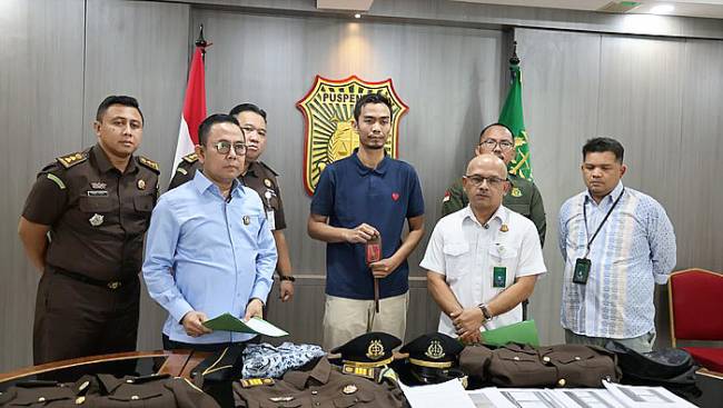 Jaksa gadungan berinisial CAN (berbaju kaos biru) yang ditangkap Kejagung. (Foto: dok. Kejagung)