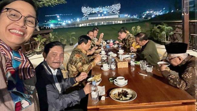 Jokowi-Ma'ruf Bersama Para Menteri Makan Malam di IKN, Minggu (11/8/2024). (dok.Instagram Menteri Keuangan Sri Mulyani)
