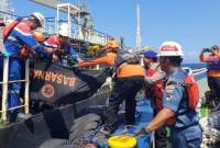 Proses evakuasi ABK korban kebakaran kapal tanker di Gili Tepekong, Karangasem, Bali, Rabu (7/8/2024). (Foto: Dok. Polres Karangasem)